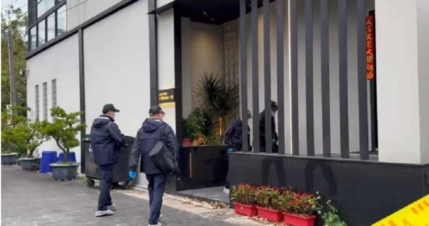 28日上午，苗栗19歲吳姓男子駕車前往桃園平鎮一處幫派招待所前，持美製M15響尾蛇突擊步槍掃射17槍，幸無人受傷。吳男開完槍後，則自行駕車至苗栗投案。（圖／翻攝畫面）