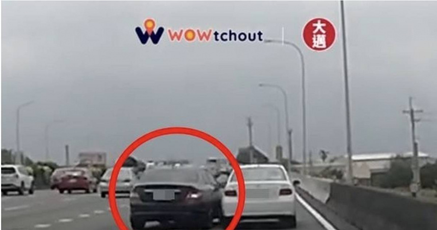 賓士高速公路「彈跳式變道」釀車禍。（圖／翻攝Wowtchout - 地圖型行車紀錄器分享平台畫面）