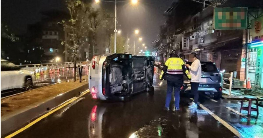 基隆市30日晚間發生自撞車禍，肇事車輛橫躺路中央，所幸駕駛無生命危險。（圖／翻攝畫面）