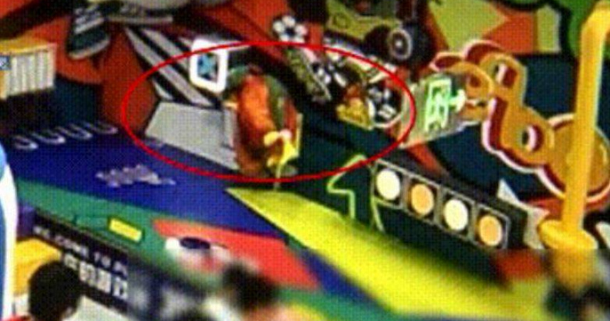 女童在遊樂園玩耍期間，頭髮遭設備捲入，造成頭皮撕裂。（圖／翻攝自微博）