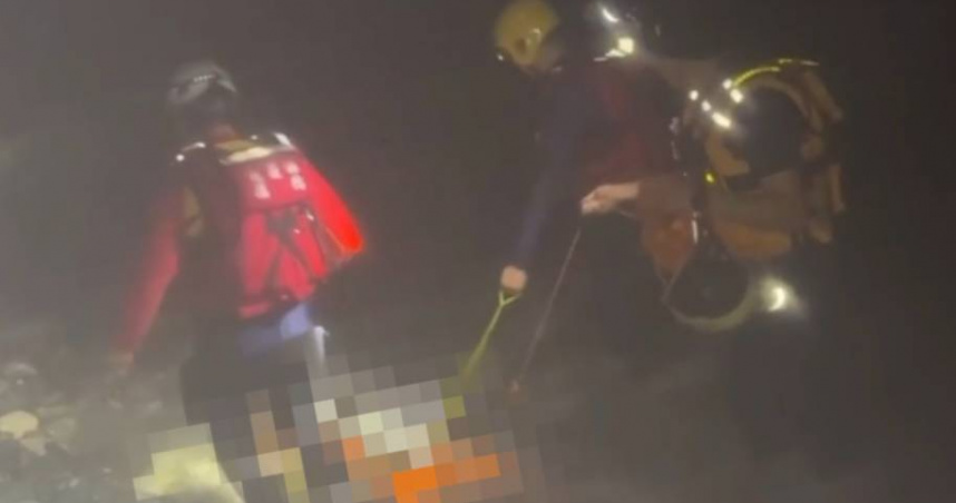 女山友渡溪失足遭沖走不幸身亡。（圖／翻攝畫面）