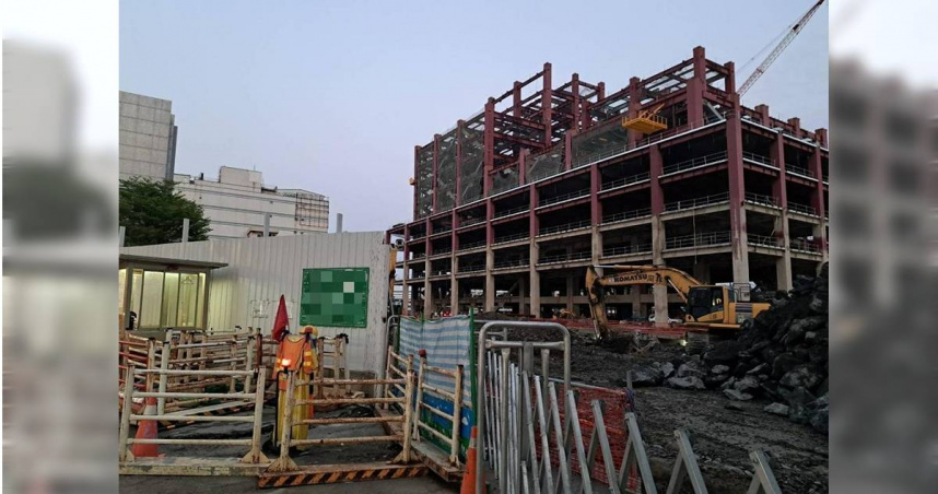 新北市三重建築工地今天發生工人墜樓的工安意外。（圖／警方提供）