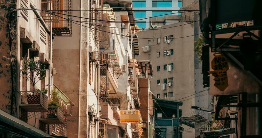 只買得起老透天！ 他憂「還完貸款屋齡超高」 過來人笑：10年轉賣換新房。（封面示意圖／取自Pexels）