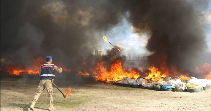 土耳其警方露天焚燒大麻，導致2.5萬名居民意外吸食。（圖／翻攝X）