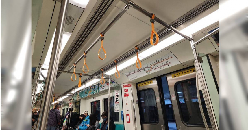 高捷8日上午約7點時，一輛從R11高雄車站出站的捷運，在行駛中出現車門玻璃整片掉落的意外。（示意圖／報系資料照）