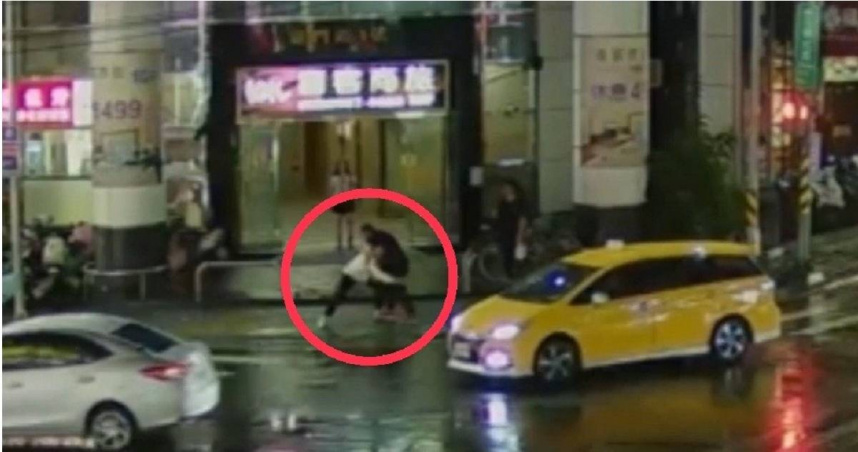 三重兩男酒後在街上互毆，警方獲報趕抵依社維法送辦。（圖／翻攝畫面）