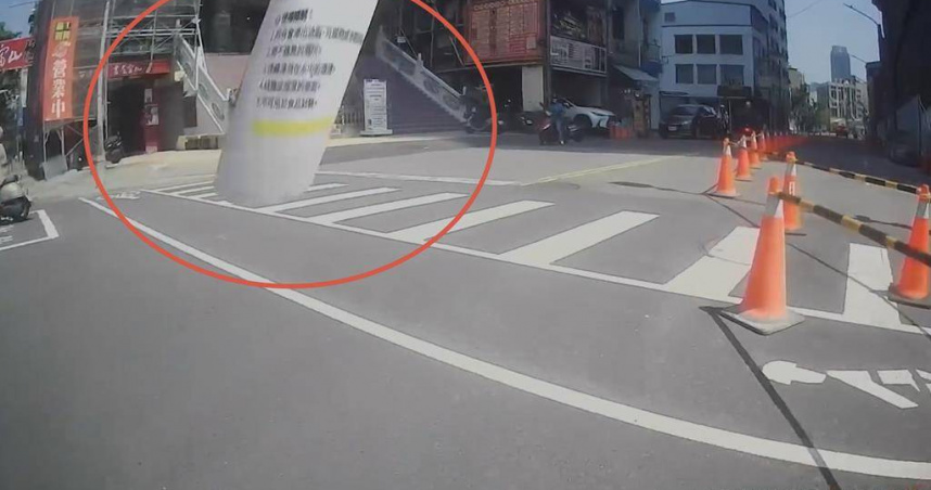 高雄新興區1處施工大樓14日下午突然掉落異物，正好有機車騎士經過遭到襲擊。（圖／騎士授權提供／紀爰高雄傳真）