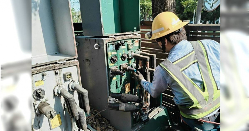 高雄左營區今天下午無預警停電，造成700多戶受影響，台電高雄區處人員緊急搶修中。（圖／台電高雄區處提供）