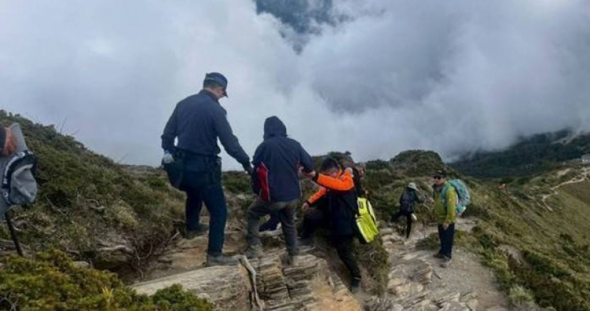 65歲男山友17日在合歡北峰不慎跌倒，造成左手腕骨折，消防員包紮固定後協助送下山。（圖／翻攝畫面）