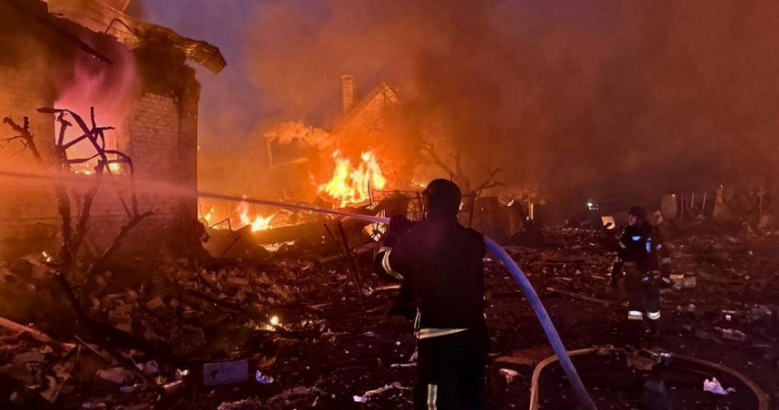 俄羅斯無人機襲擊烏克蘭基輔地區，消防員試圖滅火。（圖／達志／美聯社）