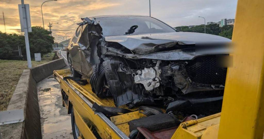 男子凌晨駕車撞上楊梅休息站分隔島，車頭嚴重毀損，酒測值高達0.53毫克。（圖／國道二隊提供）