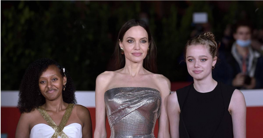 希洛（圖右）在2024年5月滿18歲當天提出改名申請。（圖／達志／美聯社）