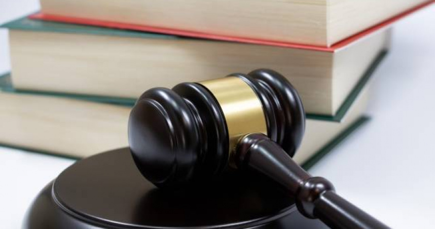 一名人妻控訴，丈夫與女同事不僅共度情人節，還共乘重機出遊並相互依偎雙手環抱。（示意圖／翻攝自photoAC）