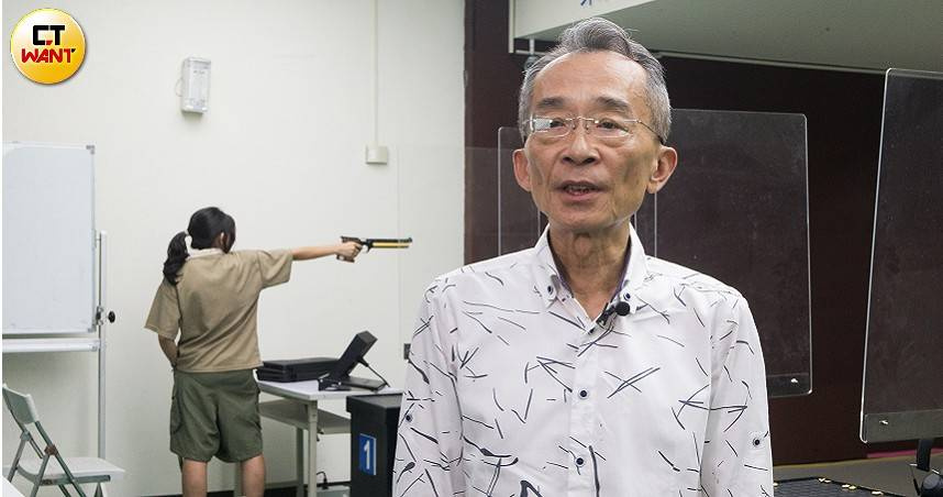 台灣射擊風氣逐漸興盛，卻有超過200把運動用槍被鎖在台北田徑場倉庫，台北市體育總會射擊協會理事長廖盈熀則為槍枝主人請命，希望能移交槍枝，讓槍枝用於練習和比賽。（圖／黃威彬攝）