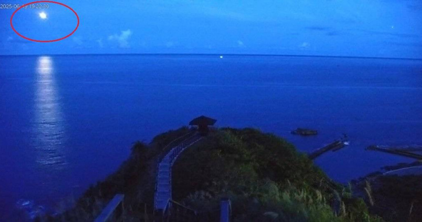 花蓮豐濱鄉大石鼻山東管處的即時影像鏡頭，19日晚間拍到神秘光點。（圖／東管處提供）