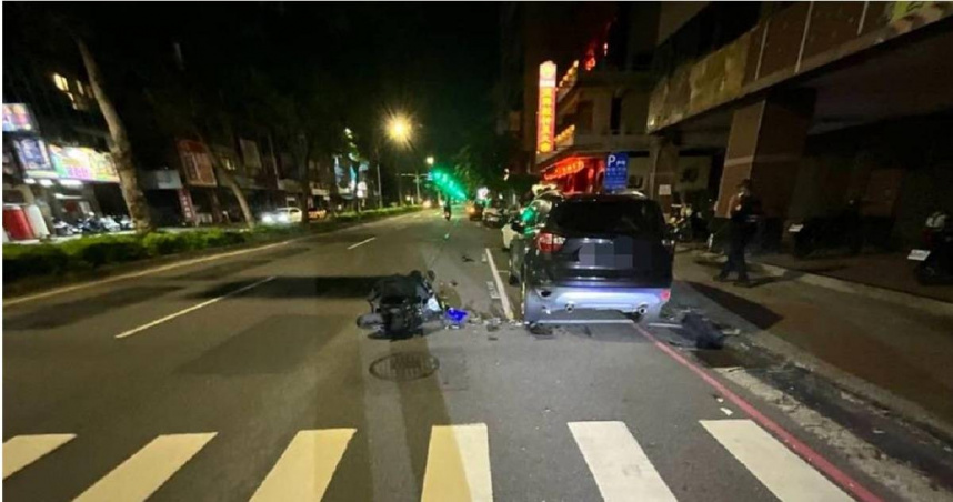 騎士撞爛車頭竟淡定徒步落跑。（圖／翻攝畫面）