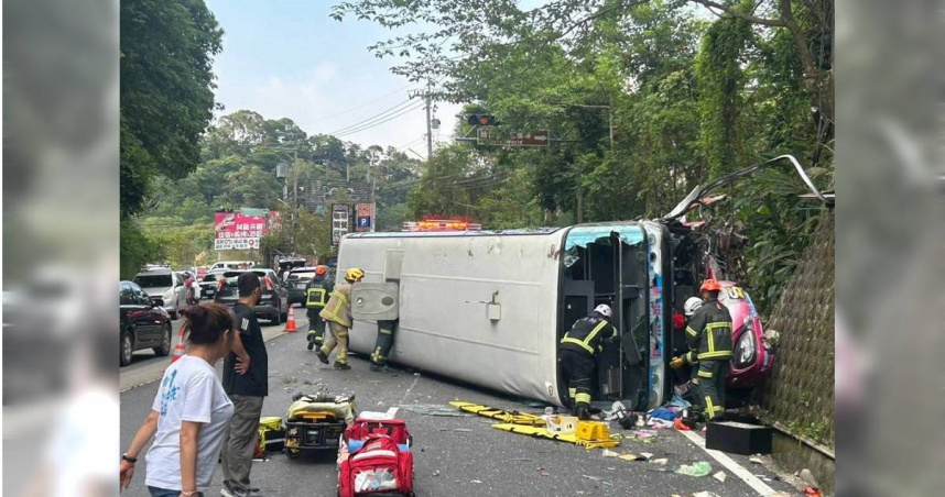 綠世界聯外道路發生嚴重車禍，遊覽車駕駛當場失去生命跡象，目前仍在急救中。（圖／翻攝畫面）