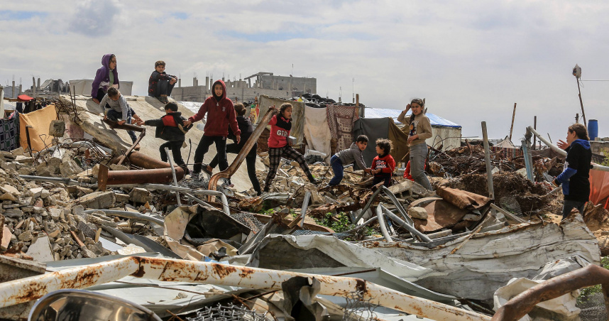 被以色列標註為「安全區」的流離失所者營地汗尤尼斯馬瓦西（al-Mawasi）也在最新一波空襲中遭到攻擊。（圖／達志／美聯社）