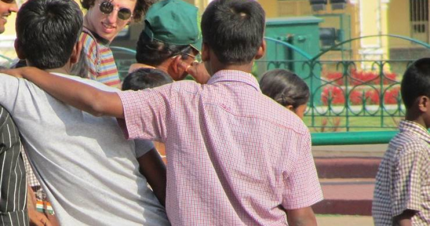 受害人聲淚俱下控訴前友人以催眠與暴力迫使其變性。（示意圖／翻攝自X）