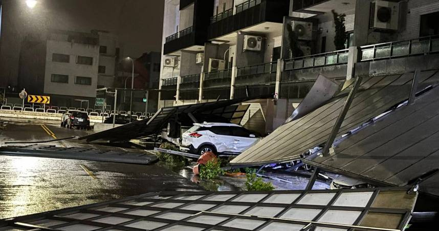 勞動部表示，颱風過後從事災害搶修及復建工作極易發生職業災害，呼籲雇主應加強各項防災及應變措施。（圖／嘉義綠豆大小事臉書）