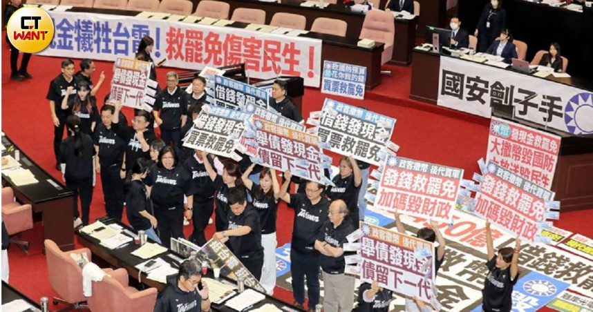 全民普發現金新台幣10,000萬元案看似在11日通過，然而行政院恐將以「覆議」、「釋憲」或不編預算處理，是否真拿得到錢，仍有變數。（圖／周志龍攝）