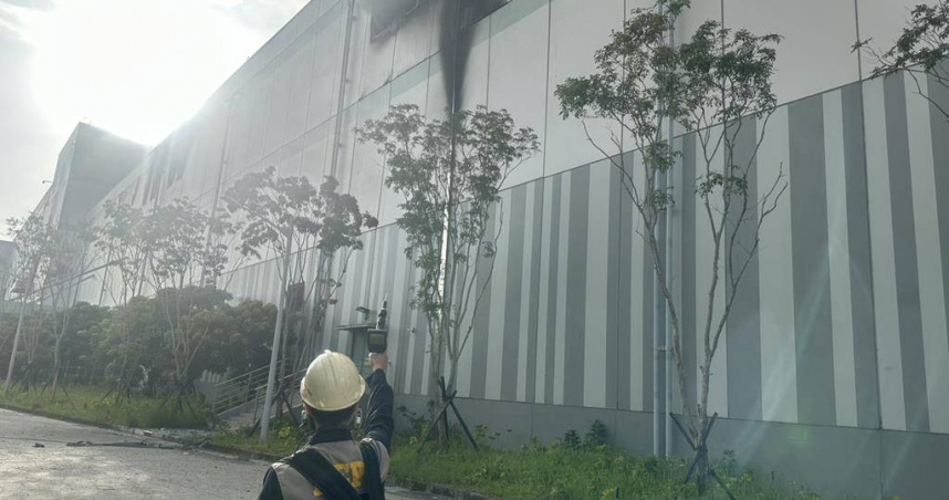 三元能源科技公司14日發生火警，廠區內一度偵測到微量氫氟酸，但無外洩情況。（圖／高市府環保局提供）