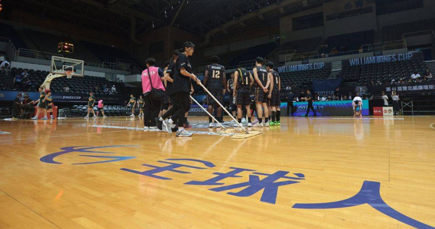 瓊斯盃16日賽程可以看到跳球圈周圍四塊地貼有再做出調整，以全球人壽地貼為例，從一大片變成只剩下字體。（圖／報系資料照）