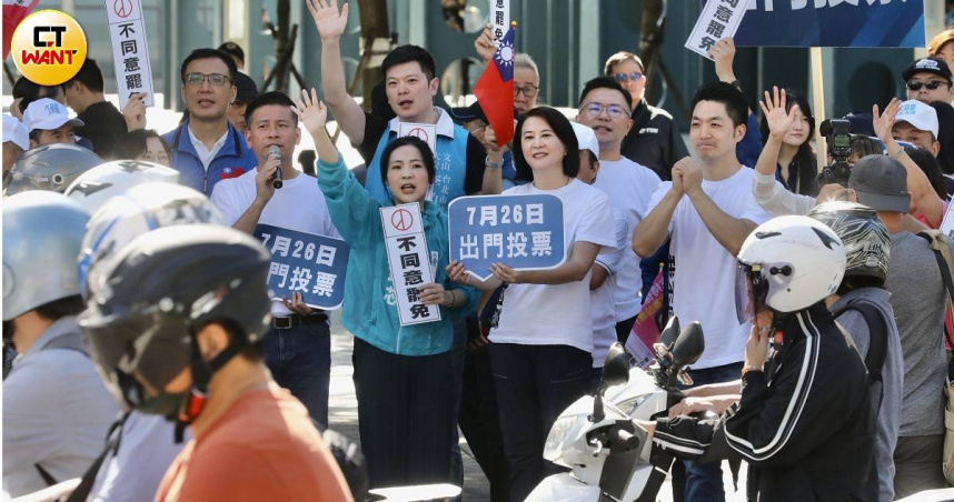 蔣萬安近日陪同被罷北市藍委疾呼反罷免，但北市選委會對於「投罷免遷戶籍」的最後期限日與中市選委會不同，外界認為恐讓蔣萬安壓力更大（圖／劉耿豪攝）