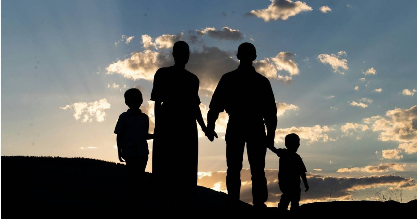 一名爸爸說好要帶兒子們出國，卻因自己的媽媽不打算同遊，最後直接取消行程。（示意圖／Unsplash）