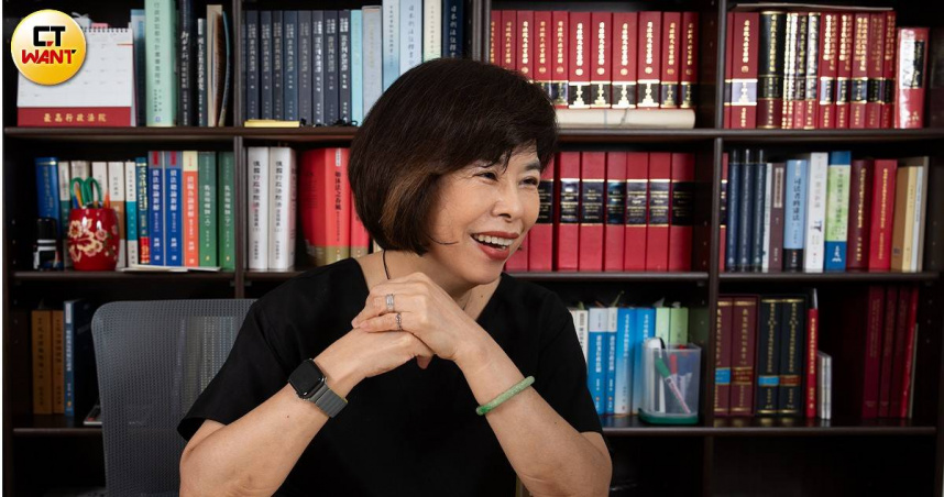 回想起父母和兄姊的照顧及疼愛，李玉卿除了感念在心、也隨時提醒自己，一定要做個有所為、有所不為的好法官。（圖／劉耿豪攝）