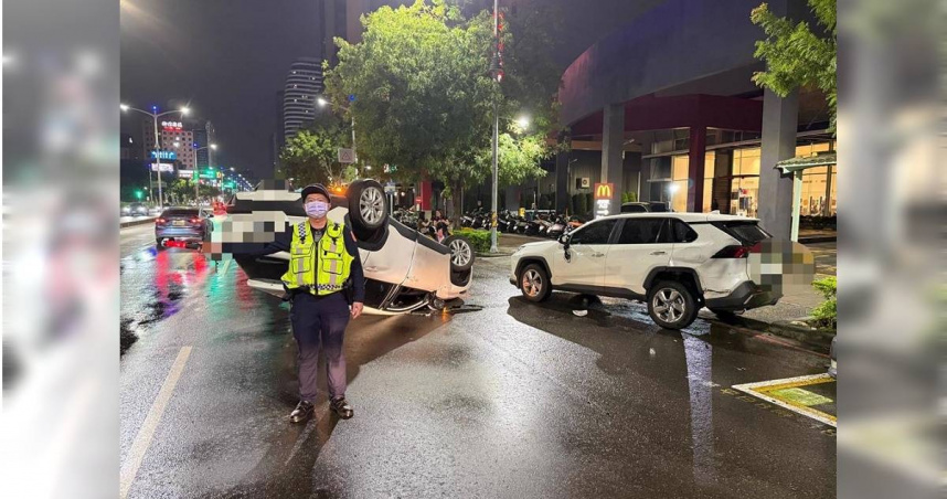 高雄疑毒駕翻車撞4口之家。（圖／翻攝畫面）