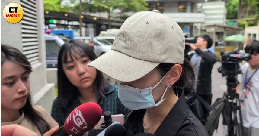 谷女的妹妹1日前往解剖，表示劉男曾多次持彈簧刀在姊姊的住家樓下威脅。(圖／林冠吟攝)