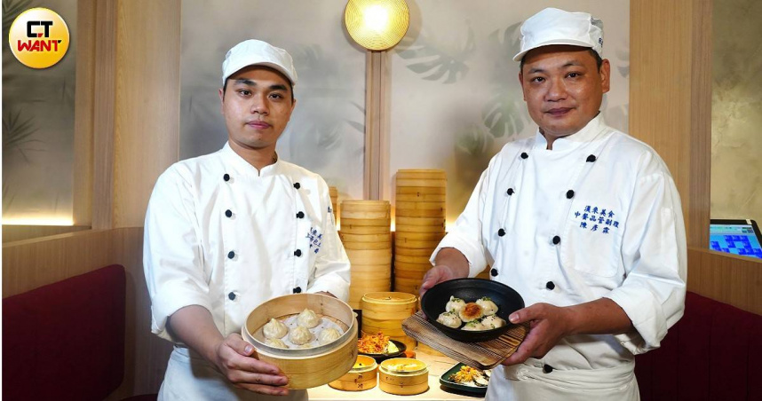 包入老母雞與豬皮燉煮的皮凍和豬後腿肉的「招牌小籠湯包」(左,130元/6顆),及以雞肉取代豬肉餡、凸顯蝦仁鮮味的「蝦肉生煎湯包」(180元/6顆),分別受到中南部與北部消費者喜愛。(圖/魏妤靜攝)