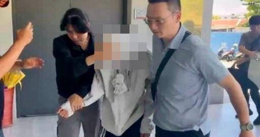 17歲少年假裝購買父親節禮物進入台東市銀樓，向老闆娘噴灑辣椒水後搶走60萬元金項鍊，警方隔天上午將其逮捕。（圖／翻攝畫面）