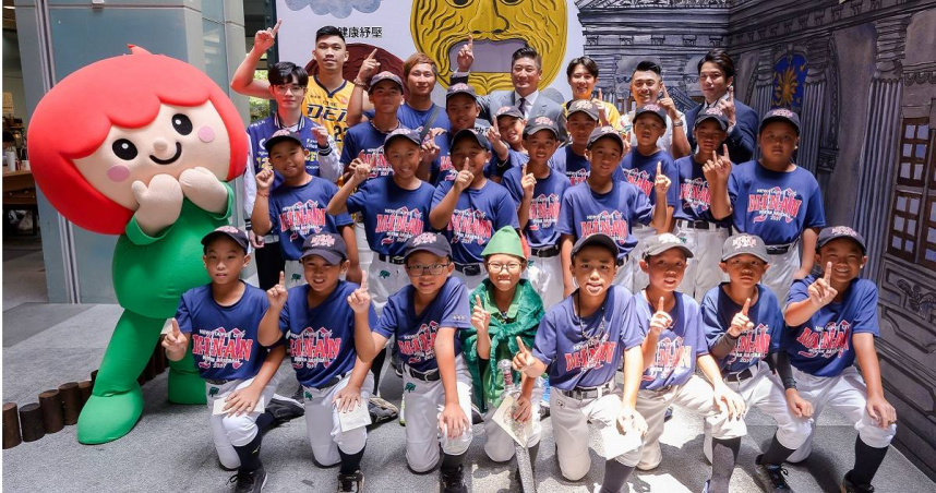 中信反毒基金會董事長辜仲諒（後排左三）鼓勵民安國小棒球隊孩子，以球員為榜樣，養成良好運動習慣。（圖／中信反毒基金會提供）