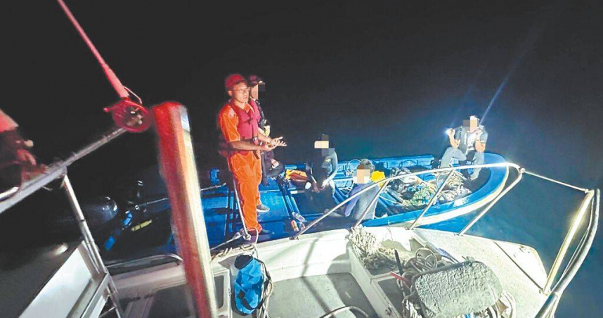 海巡署東沙指揮部於東沙群島東北方位，發現大陸籍漁船越界撈捕，立即派出艦艇展開行動，查扣2艘越界的小舟並強勢驅離大陸漁船。（海巡署提供／丁治綱高雄傳真）