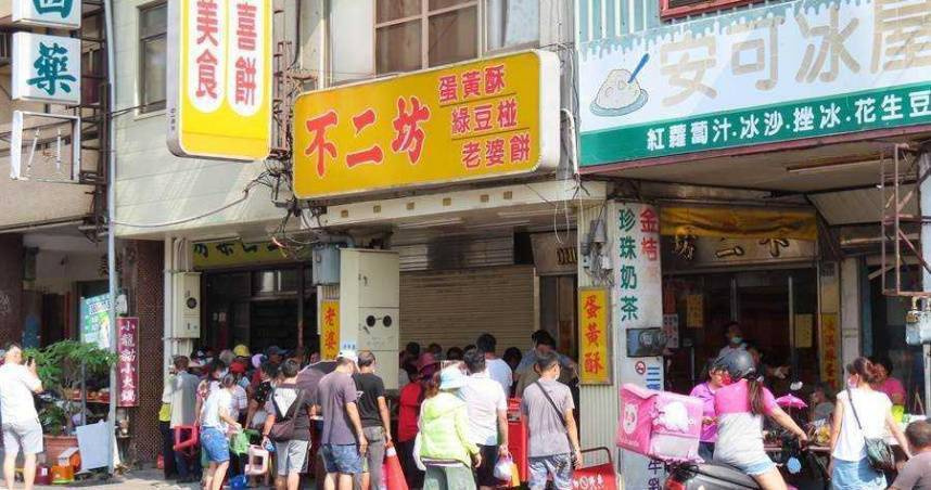 彰化不二坊蛋黃酥掀起排隊搶購熱潮，高溫天氣下排隊需注意防暑。（圖／報系資料照）