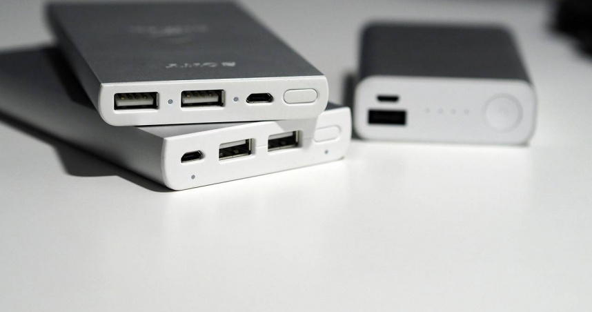 北海道一間飯店客房24日上午傳出白煙，起因是一名房客將過熱行動電源放入冰箱降溫。（示意圖／Pixabay）