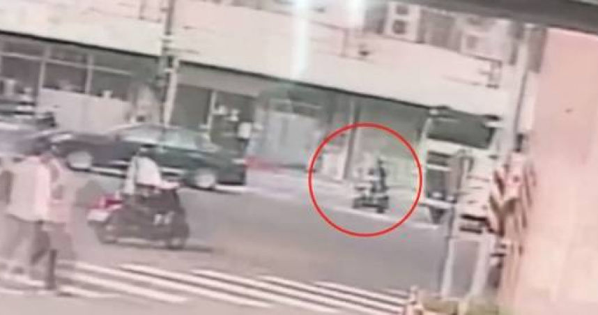 台中婦人路口直行遭聯結車右轉輾斃。（圖 ／翻攝畫面）