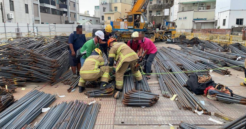 台南善化一處住宅工地發生工人墜落到地下層，深約12米，受傷工人被吊掛到地面後交救護車送醫。（圖／民眾提供）
