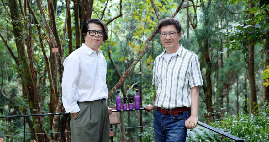 薰衣草森林集團攜手歐萊德，跨界聯名推出碳中和美妝產品，右為薰衣草森林集團董事長王村煌、左為歐萊德創辦人葛望平。（圖／薰衣草森林提供）