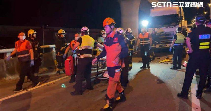 國1凌晨發生嚴重車禍。（圖／翻攝三立新聞網）