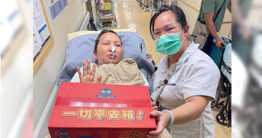 印尼移工阿蒂（左）腦瘤病況複雜，渴望返鄉「落葉歸根」，光田綜合醫院、國際志工及民間團體紛紛出手，協助處理醫療文件、安排救護車送至機場、募款返鄉費用等。圖為護理師邱容萱 （右）送上台灣特產「乖乖」，希望阿蒂一路平安。（圖／光田綜合醫院）