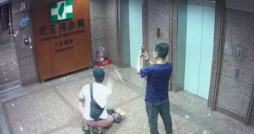 李道翔、洪惠治於民進黨中央黨部砸雞蛋遭起訴。（圖／賴苡任臉書）