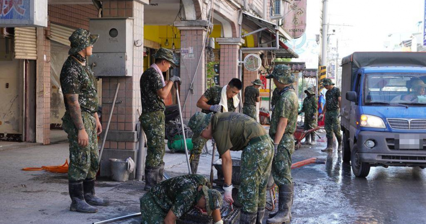 國軍弟兄今天一早投入光復災區側溝清淤工作。（圖／報系資料照）