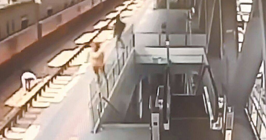 陳姓男子（右後）因遭查票情緒失控，將台鐵站務員（左一）推下月台。（圖／民眾提供／中國時報林弘笙台中傳真）