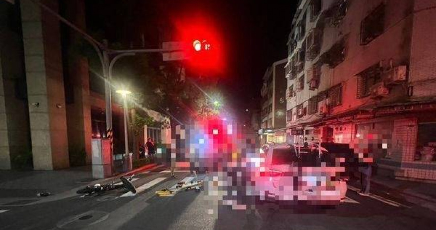 雙載電輔車與轎車碰撞。（圖 ／翻攝畫面）