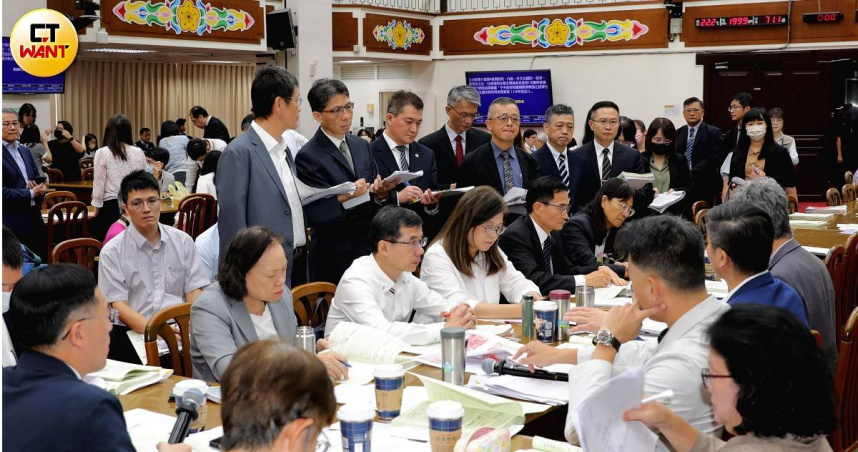 立法院財政委員會聯席審查「中央政府因應國際情勢強化經濟社會及民生國安韌性特別預算案。（圖／周志龍攝）