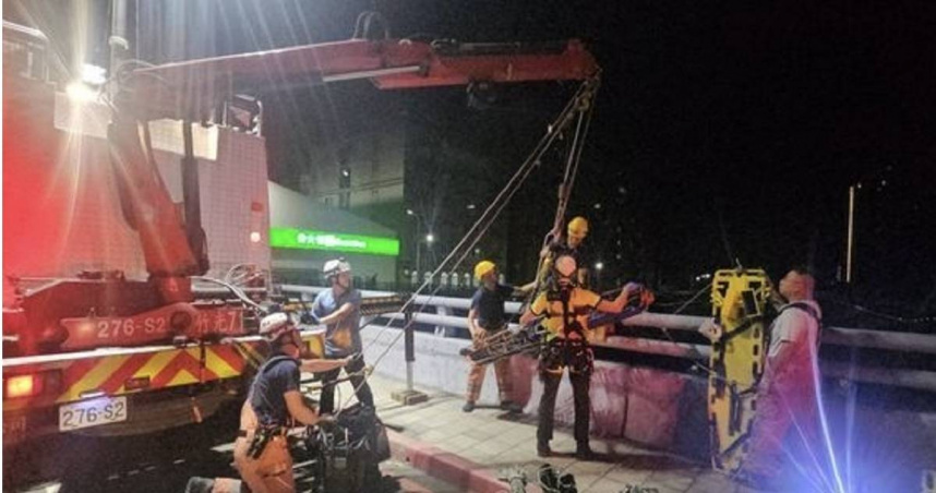 70歲婦9米高墜落昏迷送醫。（圖 ／翻攝畫面）