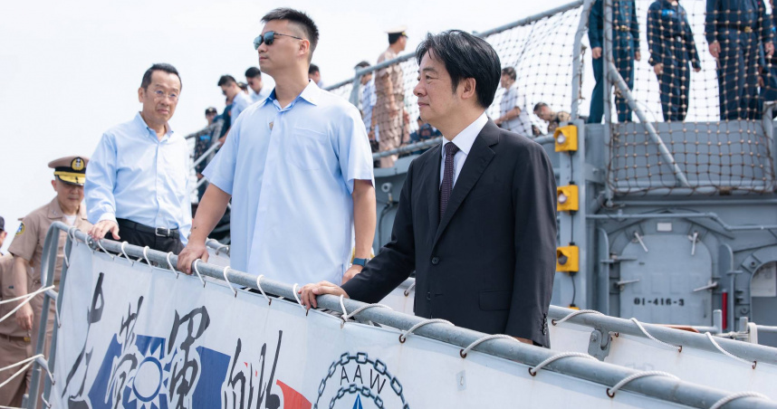 賴清德總統今（17）日上午前往高雄旗津營區勗勉海軍62.1水面作戰支隊聯合截擊作戰計畫演練，期勉持續秉持忠義軍風，成為「有榮耀、有紀律、有戰力」鋼鐵勁旅。（圖／取自總統府網站）